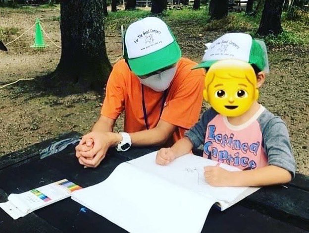 youi2021shikan's tweet photo. 【キャンプカウンセラーって…?】
友愛の丘で活動する学生スタッフのこと🌞

リーダーとしている所が多い中
カウンセラーとしている理由は…

子どもの気持ちに寄り添い、お手本となる存在であってほしいという思いがあるから🌱

1人1人と向き合った結果、手紙や作品を貰った時は幸せいっぱいです☀️ https://t.co/LMYOVkTZOp