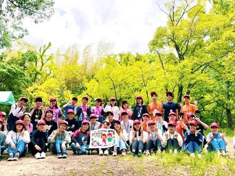 youi2021shikan's tweet photo. 【キャンプカウンセラーって…?】
友愛の丘で活動する学生スタッフのこと🌞

リーダーとしている所が多い中
カウンセラーとしている理由は…

子どもの気持ちに寄り添い、お手本となる存在であってほしいという思いがあるから🌱

1人1人と向き合った結果、手紙や作品を貰った時は幸せいっぱいです☀️ https://t.co/LMYOVkTZOp