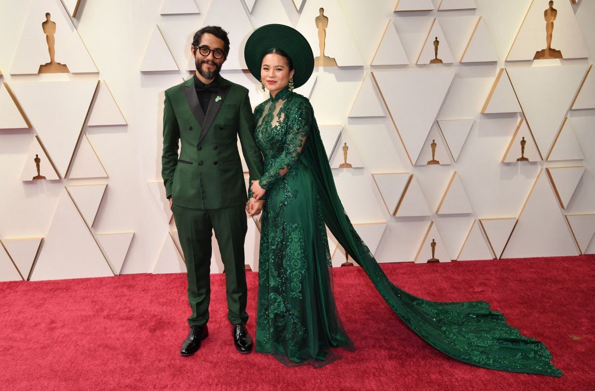 nuviewmagazine's tweet photo. We're still not over Kelly Marie Tran's stunning green ao dai from the Academy Awards 2022 😍💚 https://t.co/6TsXKEOsTI