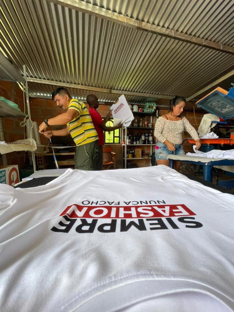 ManifiestaCol's tweet photo. Seguimos trabajando fuertemente desde el taller de estampado de exguerrilleros de las FARC en Icononzo, para poder enviar sus camisetas #SiempreFashionNuncaFacho a tiempo para el día de elecciones ❤️🕊✨
Claro que la moda es política, y lo seguiremos demostrando junto a uds https://t.co/IkWSO5ZuA4