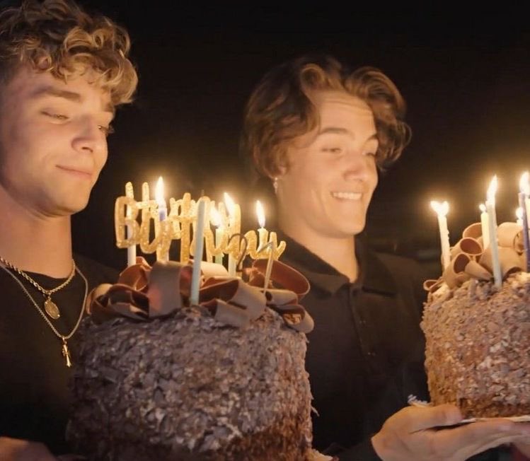 bleaufvs's tweet photo. Hi babies, passing by to wish you a happy birthday, I hope your day is amazing just like you. I love you and I'm very proud of you, thank you for everything and for so much. Happy birthday my Nosh! 💜🥳

#Happy21stNoah × #JoshsXXII 
#NoshWeek × #HappyBirthdayNosh https://t.co/v2SvdLRe1k