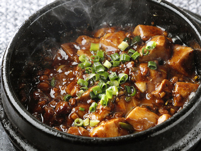 dressing_mag's tweet photo. 1品350円から！
ミシュラン一つ星シェフが監修する香港屋台料理の立ち飲み中華『馬車道8（エイト）』。
https://t.co/TIeHzghiZO
カジュアルな価格でハイクオリティーな香港グルメが楽しめるとあって、地元でも幅広い層から大人気。

ふらりと立ち寄ってみてください。 https://t.co/YLDcdxkE5u