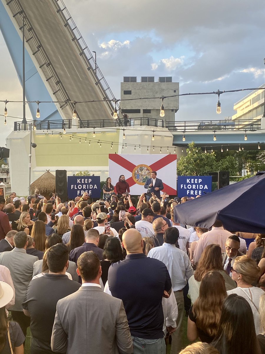 Kelly_Kundinger's tweet photo. Perfect night in Miami with @RonDeSantisFL & @GamebredFighter #KeepingFloridaFree 🐊🇺🇸 https://t.co/WL0MW5tLZ6