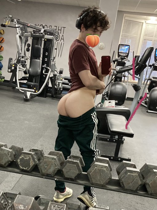 woah i never get the gym to myself https://t.co/LqoPlahs5Z