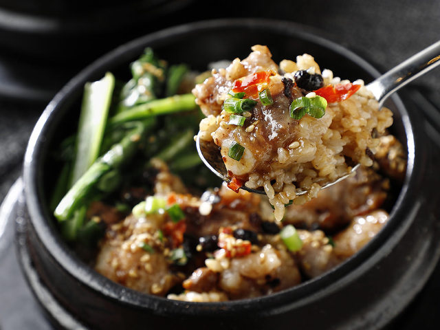 dressing_mag's tweet photo. 1品350円から！
ミシュラン一つ星シェフが監修する香港屋台料理の立ち飲み中華『馬車道8（エイト）』。
https://t.co/TIeHzghiZO
カジュアルな価格でハイクオリティーな香港グルメが楽しめるとあって、地元でも幅広い層から大人気。

ふらりと立ち寄ってみてください。 https://t.co/YLDcdxkE5u