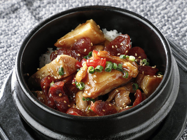 dressing_mag's tweet photo. 1品350円から！
ミシュラン一つ星シェフが監修する香港屋台料理の立ち飲み中華『馬車道8（エイト）』。
https://t.co/TIeHzghiZO
カジュアルな価格でハイクオリティーな香港グルメが楽しめるとあって、地元でも幅広い層から大人気。

ふらりと立ち寄ってみてください。 https://t.co/YLDcdxkE5u