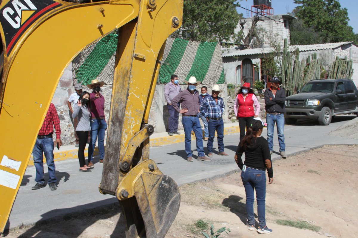 Estuvimos en #SantiagoTepetitlán; donde se entregó material para el mejoramiento de la calle zapata y calle 6 de enero, comenzando así, el trabajo en conjunto con los vecinos y Gobierno Municipal #SanMartínDeLasPirámides 

Juntos #HagamosComunidad.