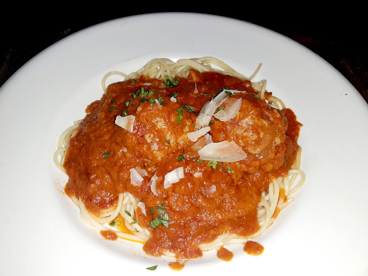 Ht_Gourmet's tweet photo. #3course #meal:
1- #Grilled #spicy #calamari a la #Provinciale.
2- #Spaghetti #meatballs
3- #Creme #brulee.
#foodpictures, #foodphotos, #foodieas.
Bon appetit! https://t.co/JoLw1MUuZN