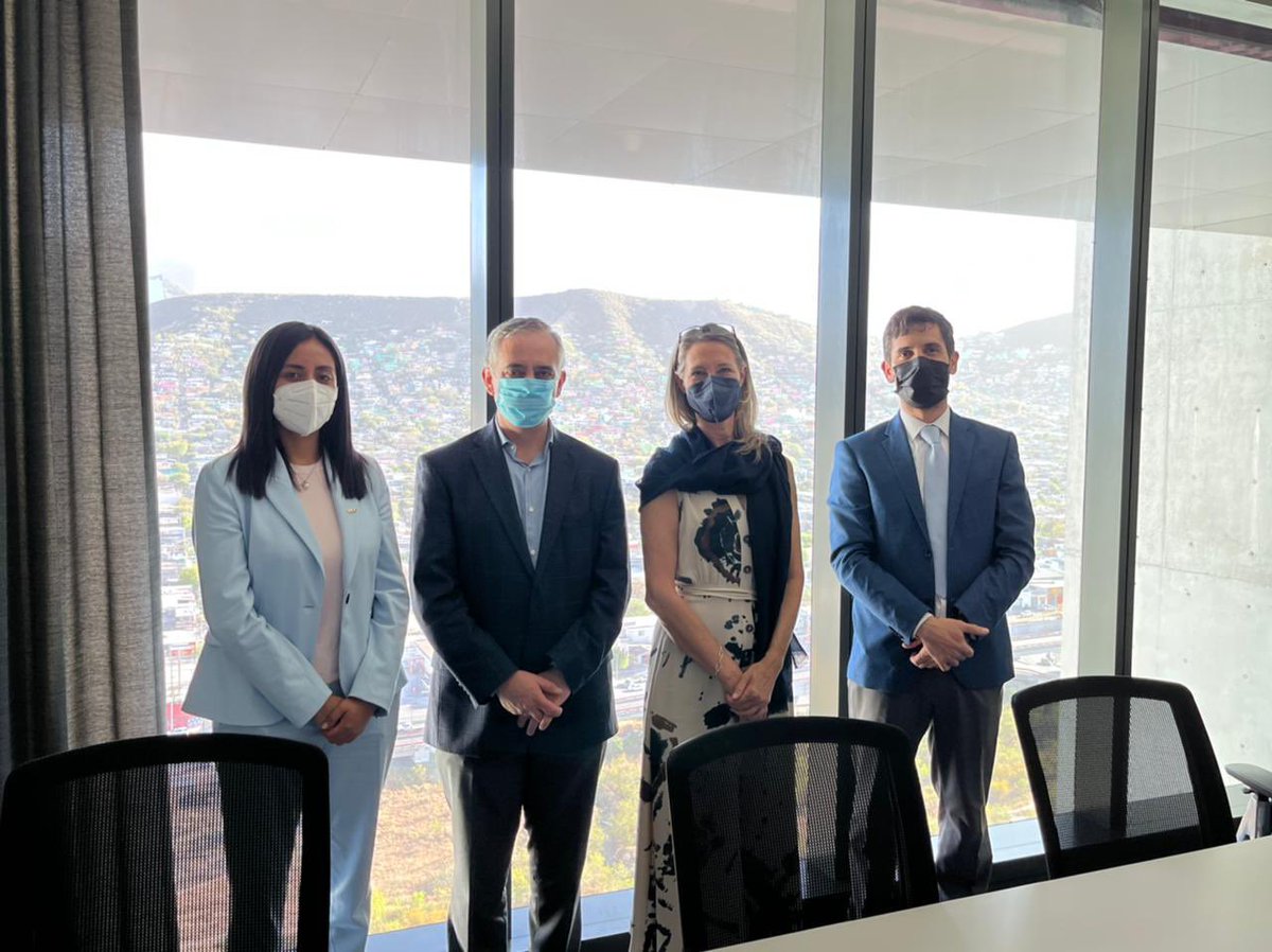 QuebecMX's tweet photo. Gracias a Manuel Montoya Ortega, director general del #ClusterAutomotriz de #NuevoLeón @ClustersAutoMex, por este encuentro para hablar sobre el potencial del sector automotriz 🚘 y de las posibles colaboraciones entre #Québec y #NuevoLeón en este sector ⚜️🤝🇲🇽 @a_osoriop https://t.co/psHNMKWT4q