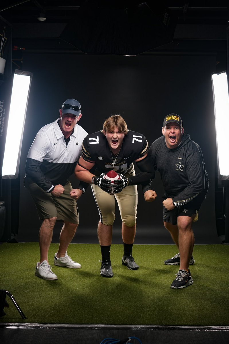 60dunc's tweet image. COMMITTED ⚓️ ready to join this team and its bright future @CoachBlaz @bartonsimmons @CoachAutenrieth @Coach_Lea @MA_Fball @massfball @BrianDohn247 @recruitgfx #anchordown #firstcla22 #grease