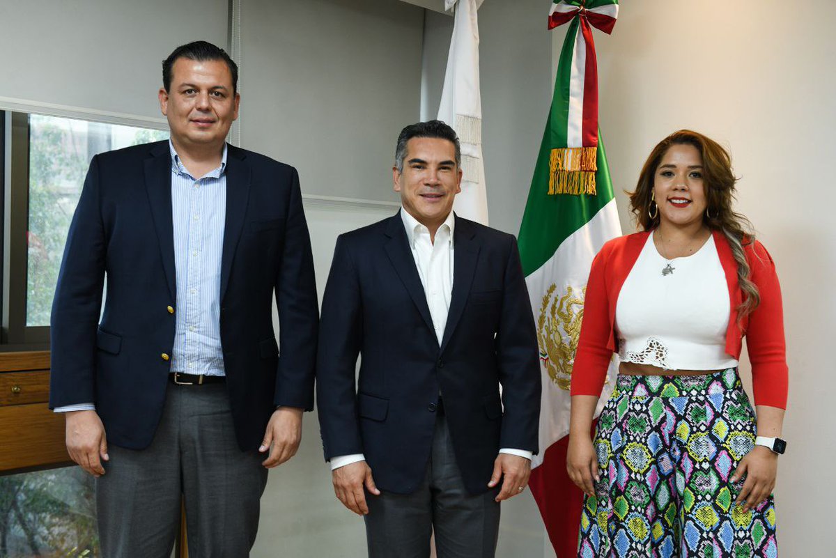 Me reuní hoy con la nueva dirigencia del PRI en Michoacán para trabajar y continuar fortaleciendo al partido en esta importante región del país.

¡Avanzando en equipo, Memo y Xóchitl tendrán grandes resultados! 👊🏼✅