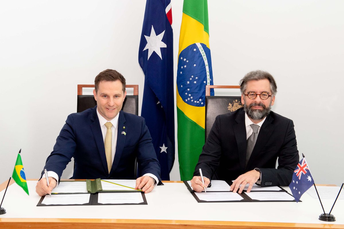 AlexHawkeMP's tweet photo. Pleased to announce and sign a new reciprocal Work and Holiday visa arrangement which will allow young people from Brazil to be able to work, study and holiday in Australia. https://t.co/Bp5NmmEhLf