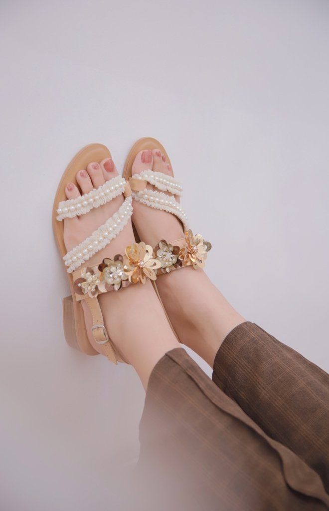 seyaseyi's tweet photo. –; woman shoes inspo

heels, loafers, flatshoes, etc ✨
a thread! https://t.co/boefMQK6QJ