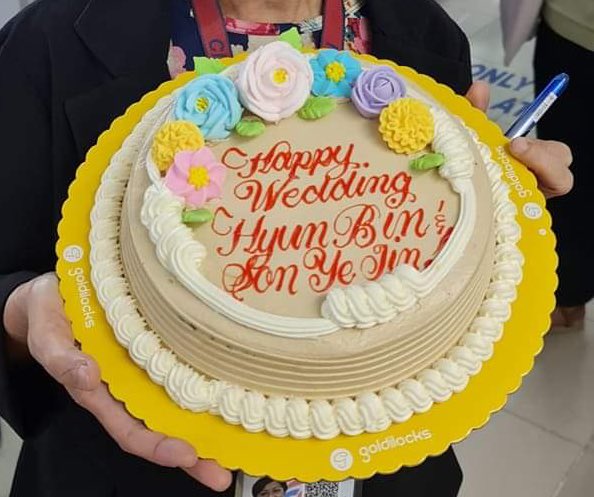 yejinstokki's tweet photo. I’M FCKIN DYINGGG SOMEONE IN MY MOM’S OFFICE HAS TO BE A HUGE SHIPPER TO HAVE BROUGHT THIS TO WORK WTF 😭😭😭 AND MY MOM HAD THE AUDACITY TO POSE WITH IT WTF 😭😭😭

#CLOYEpisode17 
#TheBinJinWedding https://t.co/pw5JQgtf5X