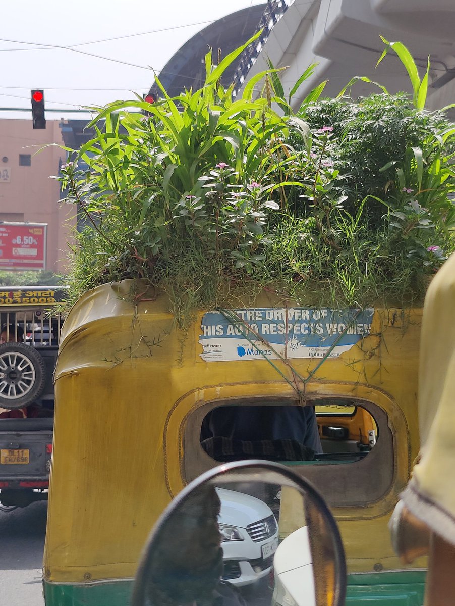RishabhSuri02's tweet image. Engrossed in my phone, would have missed this cool green auto had my auto uncle not pointed it out! #GreenAuto #OnlyInIndia
