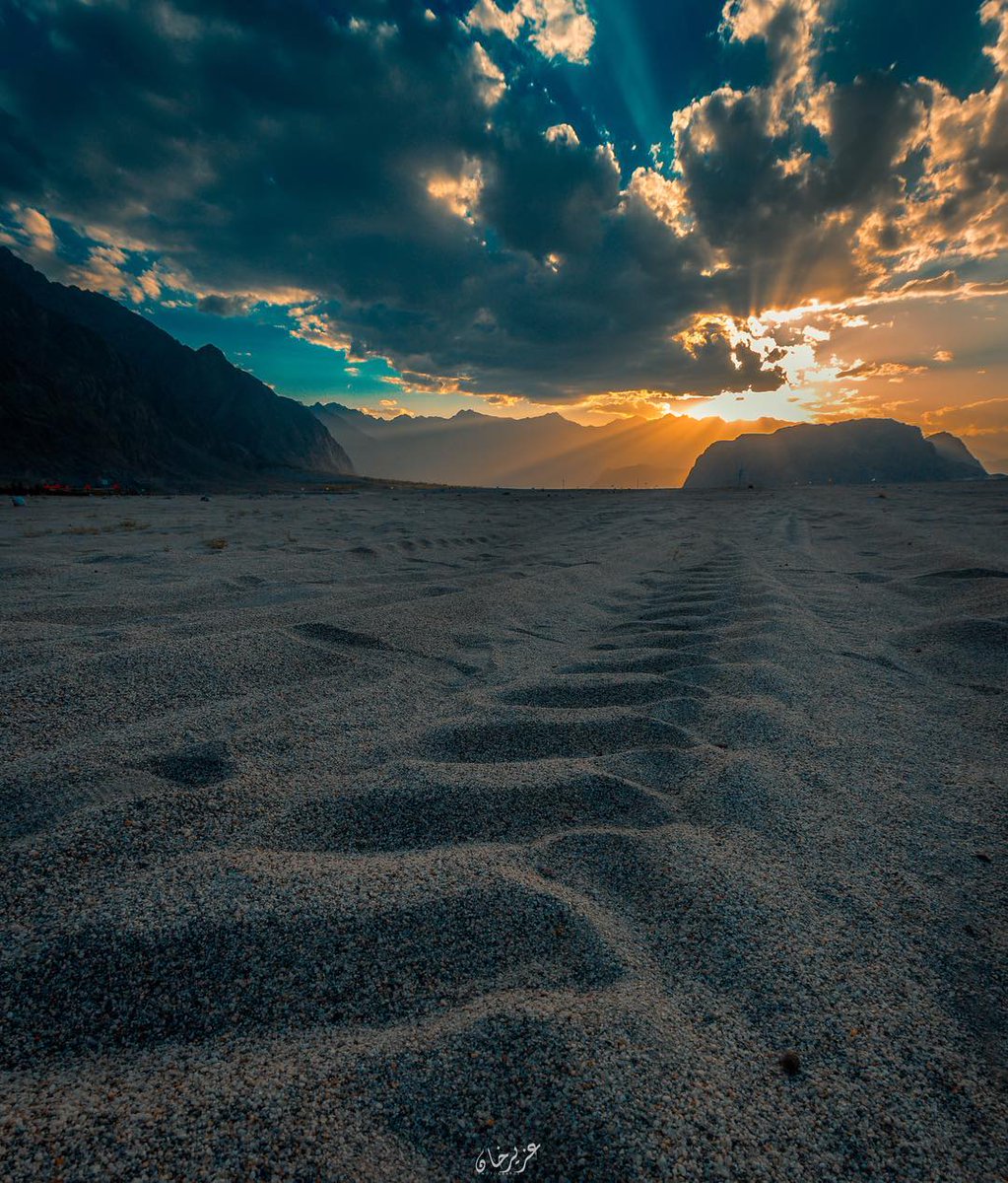 TVLonX's tweet photo. Don't settle down and sit in one place. Move around, be nomadic, make each day a new horizon.
photo by @ozairarts
Show us your best shots on #theverifiedlive to get featured.
#sea #seaview #horizon #sun #sunsetphotography #sunset #naturephotography #sandpath https://t.co/PnEfsav2QI