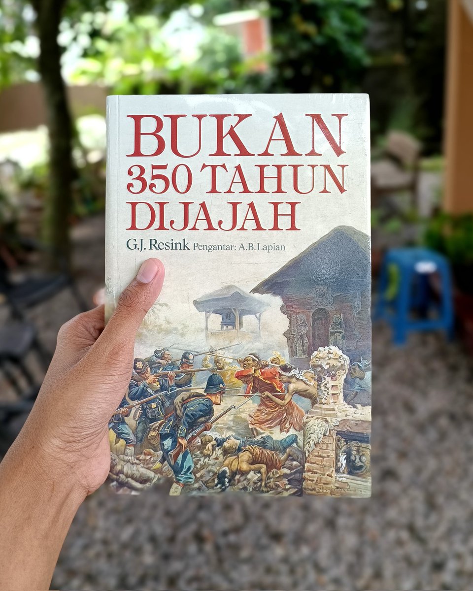 Siapa bilang Indonesia dijajah 350 tahun? Bohong. Mitos belaka. Melalui buku ini G.J. Resink sebagai sejarawan dan ahli hukum internasional sekaligus penyair memaparkan bukti-bukti betapa semua itu adalah konstruksi politik kolonial.