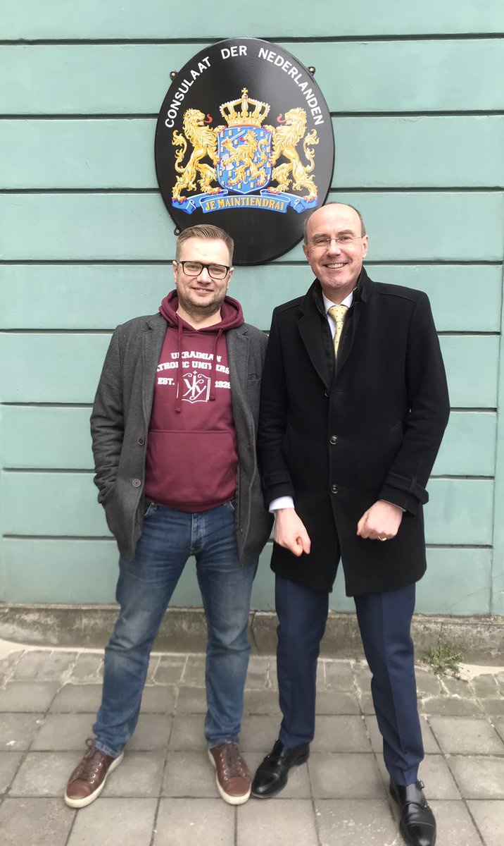 KBurgerDirven's tweet image. Dutch and Ukrainian Honorary Consuls in front of the Dutch Consulate in Lviv 🇺🇦. It’s still open and it will remain a Dutch representation in Ukraine. Ukraine is and remains a proud, independent, democratic and sovereign European country. #FriendsForever. Slava Ukraini! 💙💛|🇳🇱🇺🇦