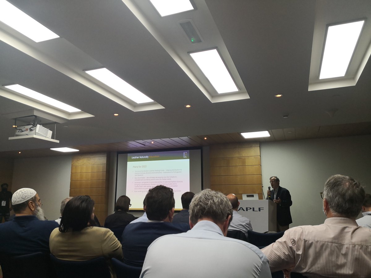 LeatherInsiders's tweet photo. ILSG at Leather Naturally Breakfast Meeting: "We need to bring leather value message outside" #APLF #splitgroup #leather #leathernaturally #lwg https://t.co/andtJzpI7o