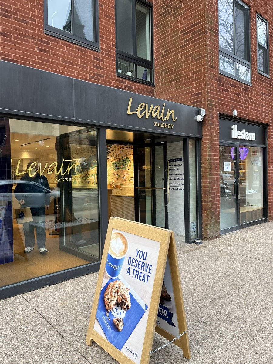 Quick break from step studying for #AAD2022 🙌😍 and I found a Levain in Boston :,)