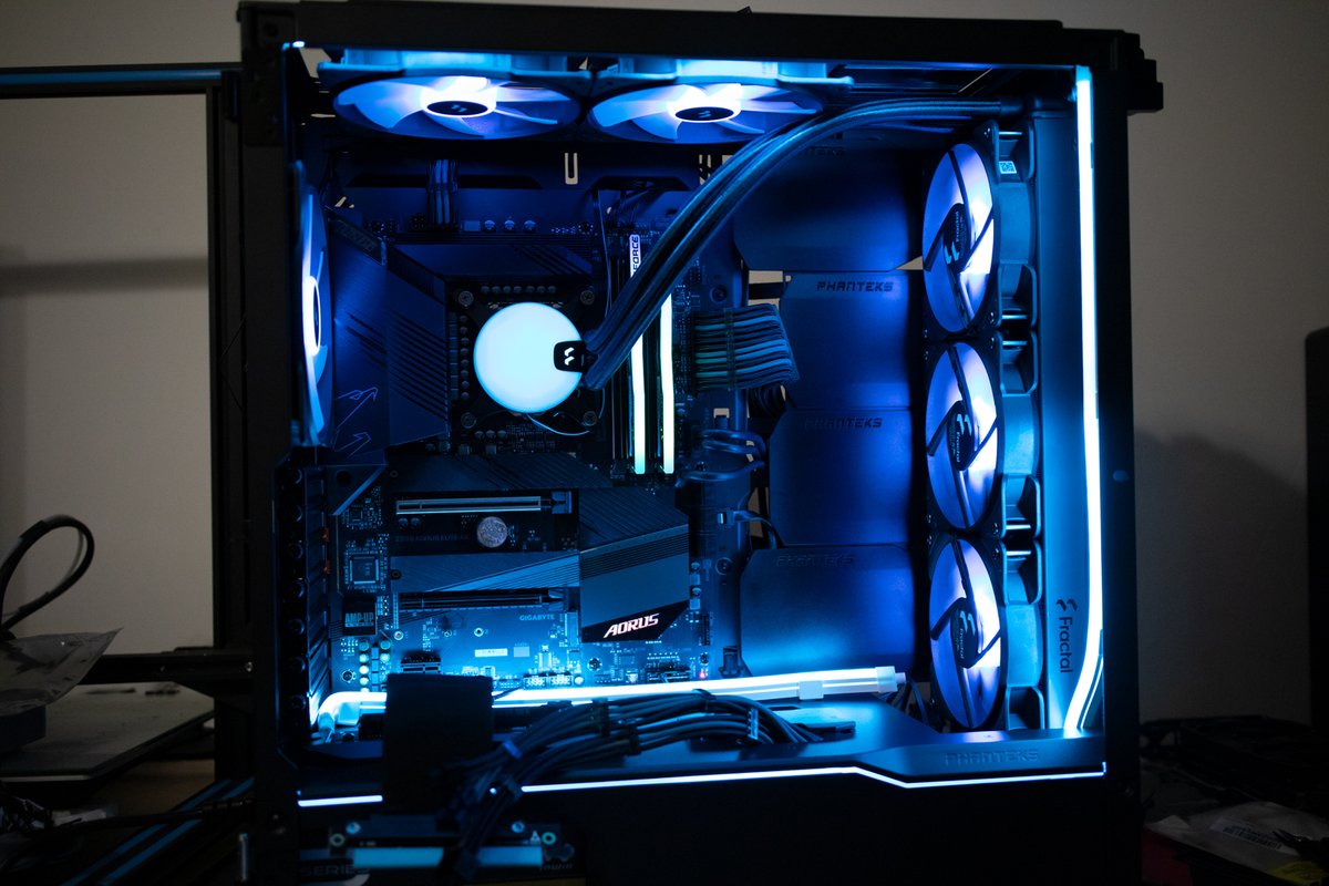 Before and After! That last bit setting up case lighting just right! The Aogami (アオガミ) build coming to life!
<a href="/Phanteks/">Phanteks</a> <a href="/FractalDesignNA/">FractalDesignNA</a> <a href="/AorusOfficial/">AORUS</a>