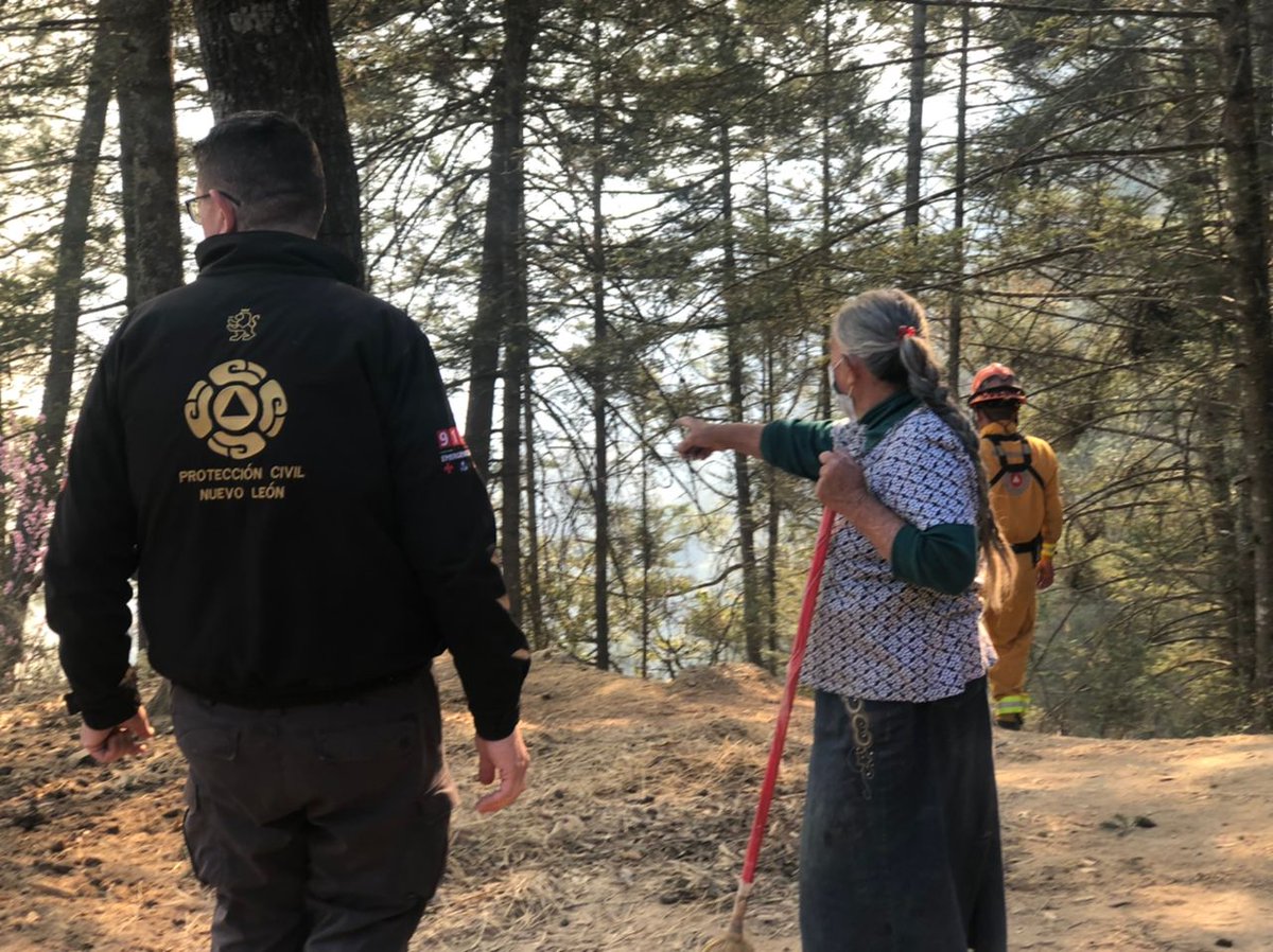 PC_NuevoLeon's tweet photo. Protección Civil Nuevo León informa: 

Las rachas de vientos superiores a los 70 kilómetros por hora,  continuaron en lo alto de la sierra de Santiago avivando el avance del incendio forestal. 

⬇️: https://t.co/qq6GsO7BXe