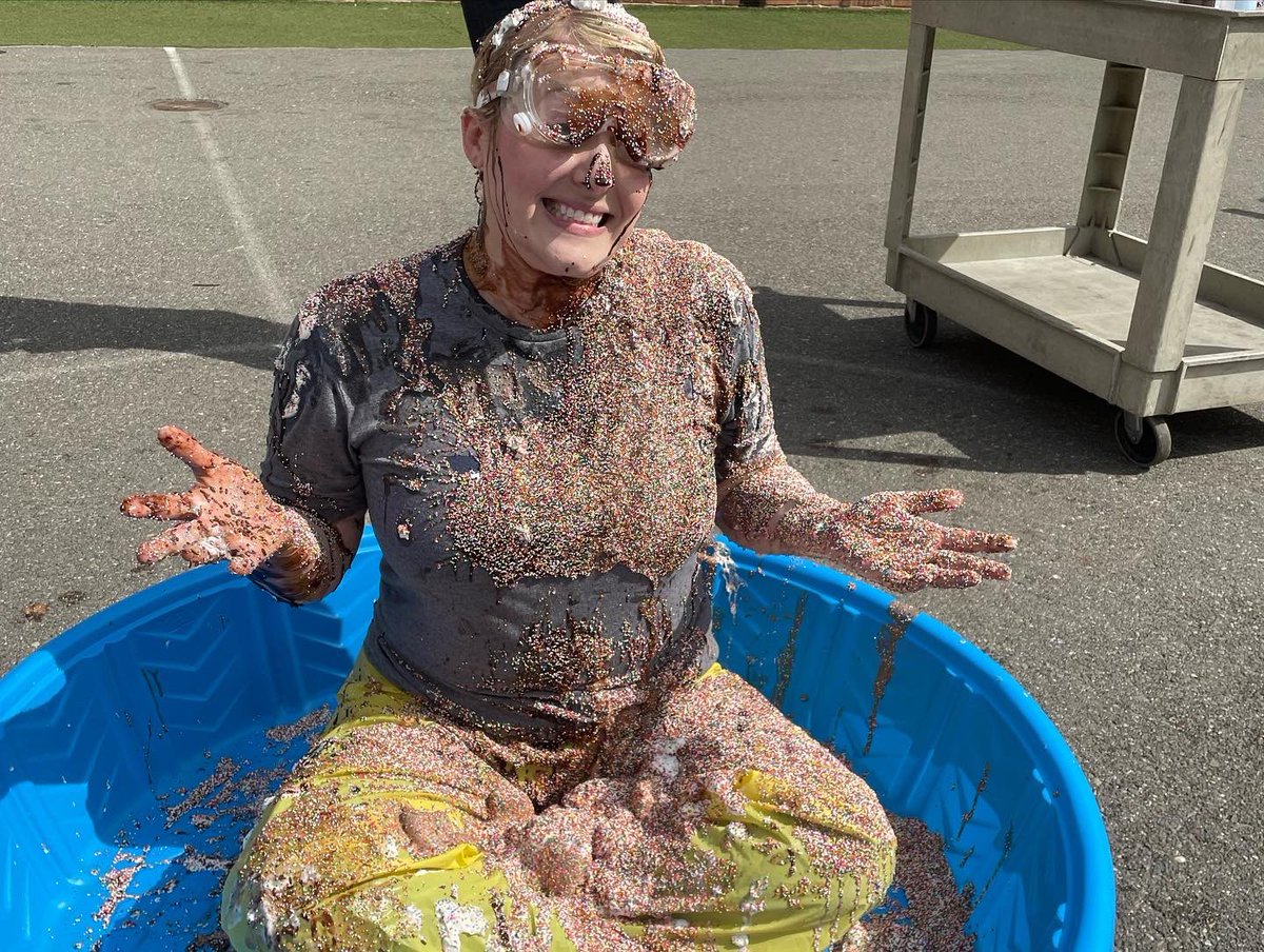 MHSMidtown's tweet photo. Jr. Kindergarten-4th grade students celebrated reaching our school wide goal of reading over 1 million minutes in March by turning Principal Kennedy into a spectacular sundae! Thank you @kcranews for the special coverage! https://t.co/4jat0e7Ljk