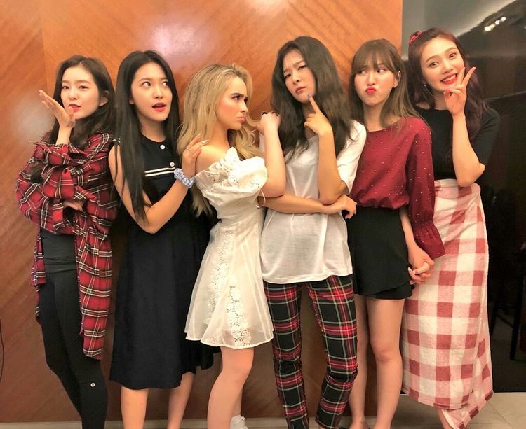 sabrinasdetails's tweet photo. sabrina carpenter x kpop e eu amo as interações ( ela até já cantou twice num show https://t.co/iQvfeaYDTv