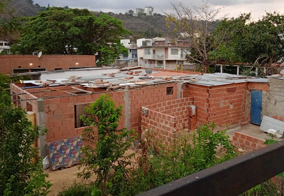LaCaliforniaSu1's tweet photo. LOS VECINOS DE LA CALIFORNIA SUR HACEMOS UN LLAMADO URGENTE A LA ALCALDÍA DEL MUNICIPIO SUCRE @jvrangelavalos PARA QUE SE ABOQUEN DE UNA VEZ A RESOLVER EL PROBLEMA DE LA INVASIÓN QUE TENEMOS EN NUESTRA URBANIZACIÓN https://t.co/81XpJLHweA