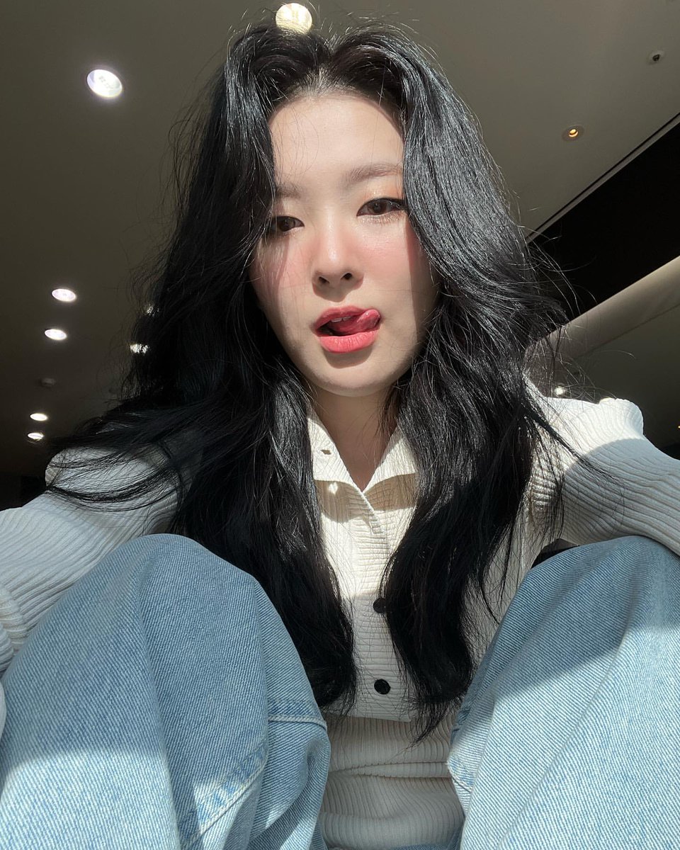 JISEOOS's tweet photo. Spending time exploring, maybe I'll find you https://t.co/zdvTAoSHta