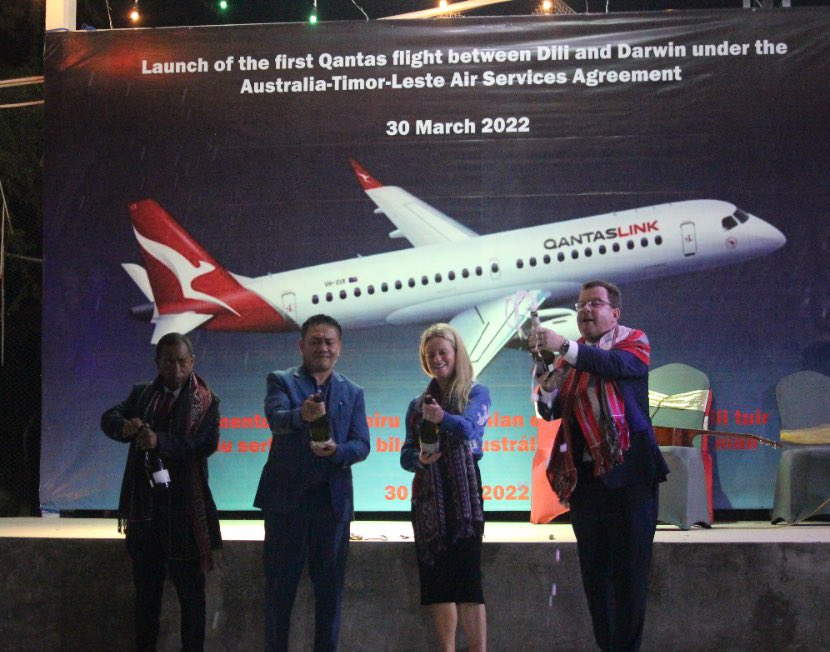 A great milestone: the first @Qantas commercial flight Darwin - Dili; and first flight under the 🇹🇱🇦🇺Air Services Agreement. Means more connectivity, economic and people to people links. We celebrated last night! #TimorLeste