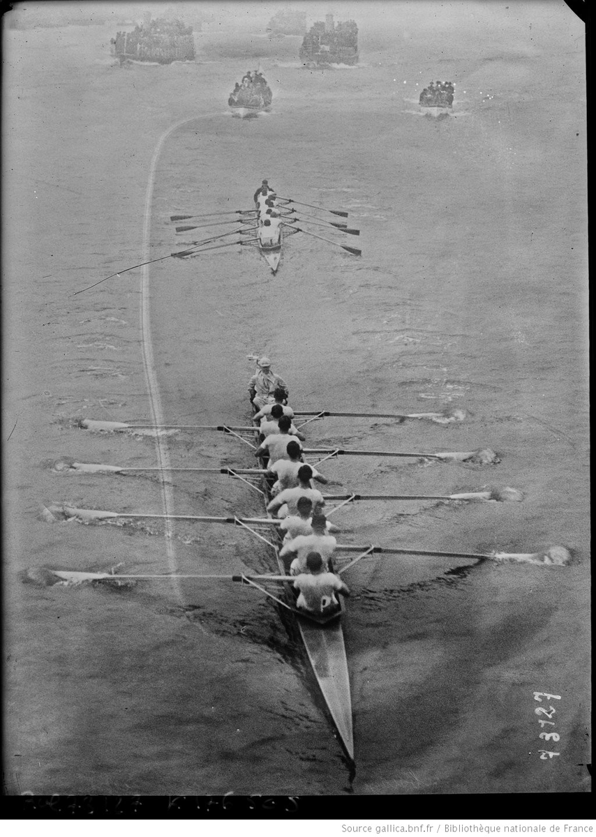 Cambridge rowing team defeats Oxford at the 74th Boat Race: