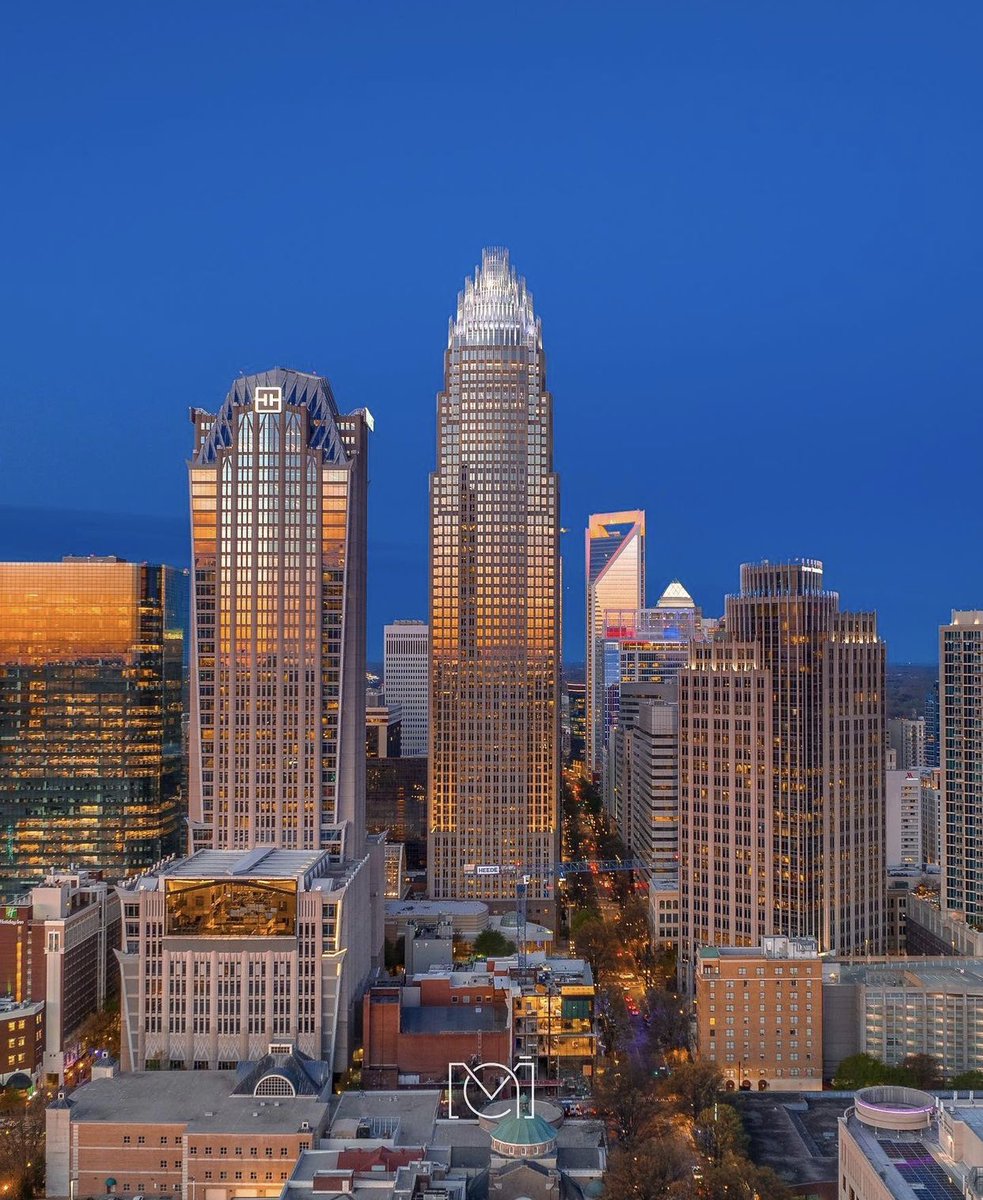 CLTGuide's tweet photo. The Charlotte-Concord-Gastonia metro area now has an estimated 2.7 million people! It overtook Orlando for the 22nd most populous in the nation! 

We can only expect to climb the ladder on population (and best city views) 😉 

📸 @mikeanthony.photos https://t.co/mnt1k0hiRB