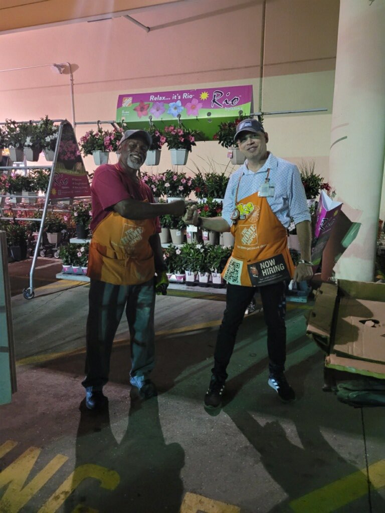Michael48706's tweet photo. Great job Robbi, Oscar and Caleb showing what customer service looks like! https://t.co/f2XRIEWNBS
