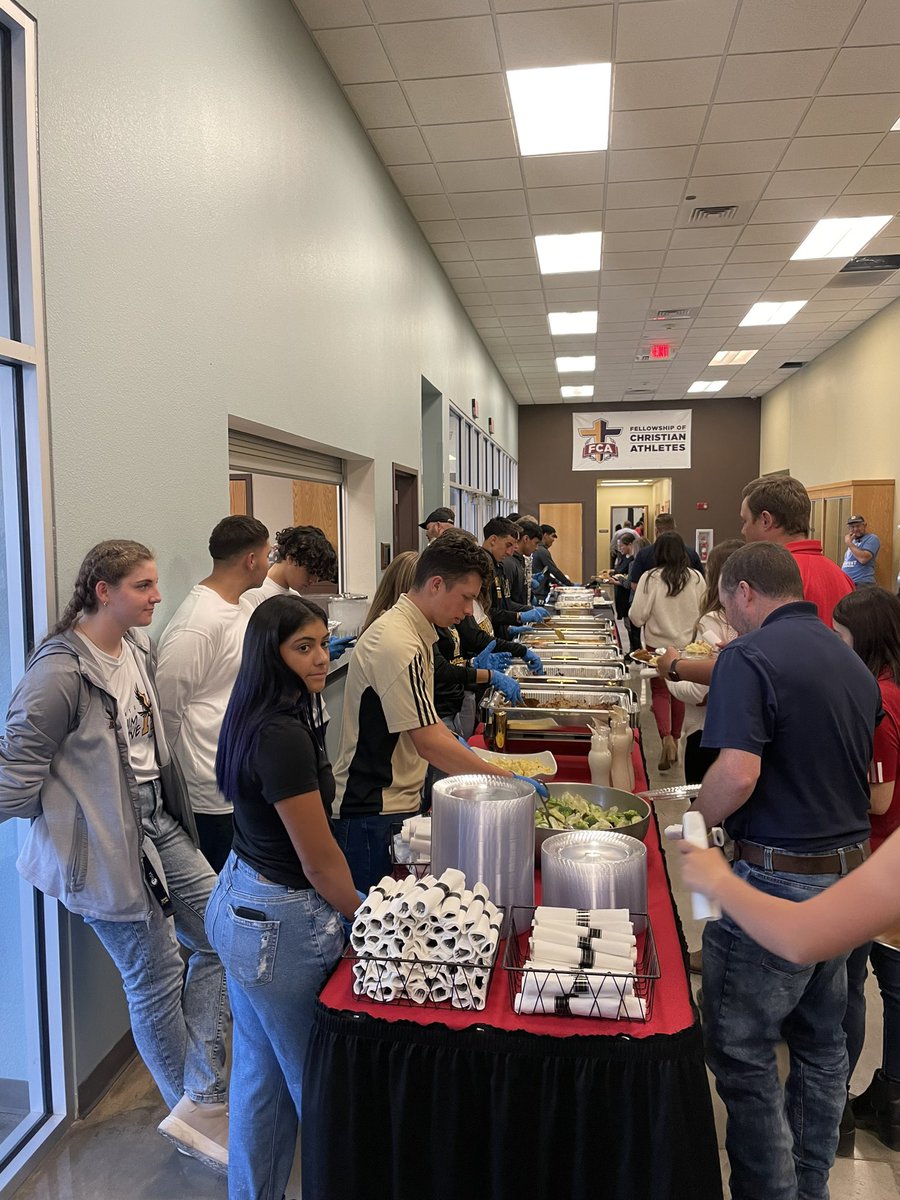 HobbsAthletics's tweet photo. Members of HHS athletic teams assisted NMJC with serving meals to the families of the 7 victims lost in the golf bus accident in addition to USW athletes and faculty. #theGoldStandard #USWStrong https://t.co/DymiH12pAq