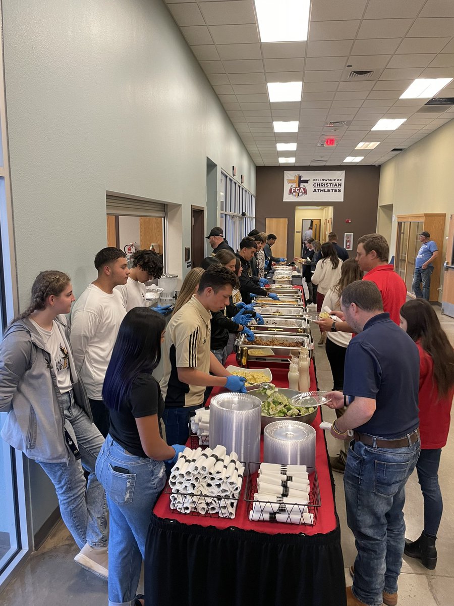 HobbsAthletics's tweet photo. Members of HHS athletic teams assisted NMJC with serving meals to the families of the 7 victims lost in the golf bus accident in addition to USW athletes and faculty. #theGoldStandard #USWStrong https://t.co/DymiH12pAq
