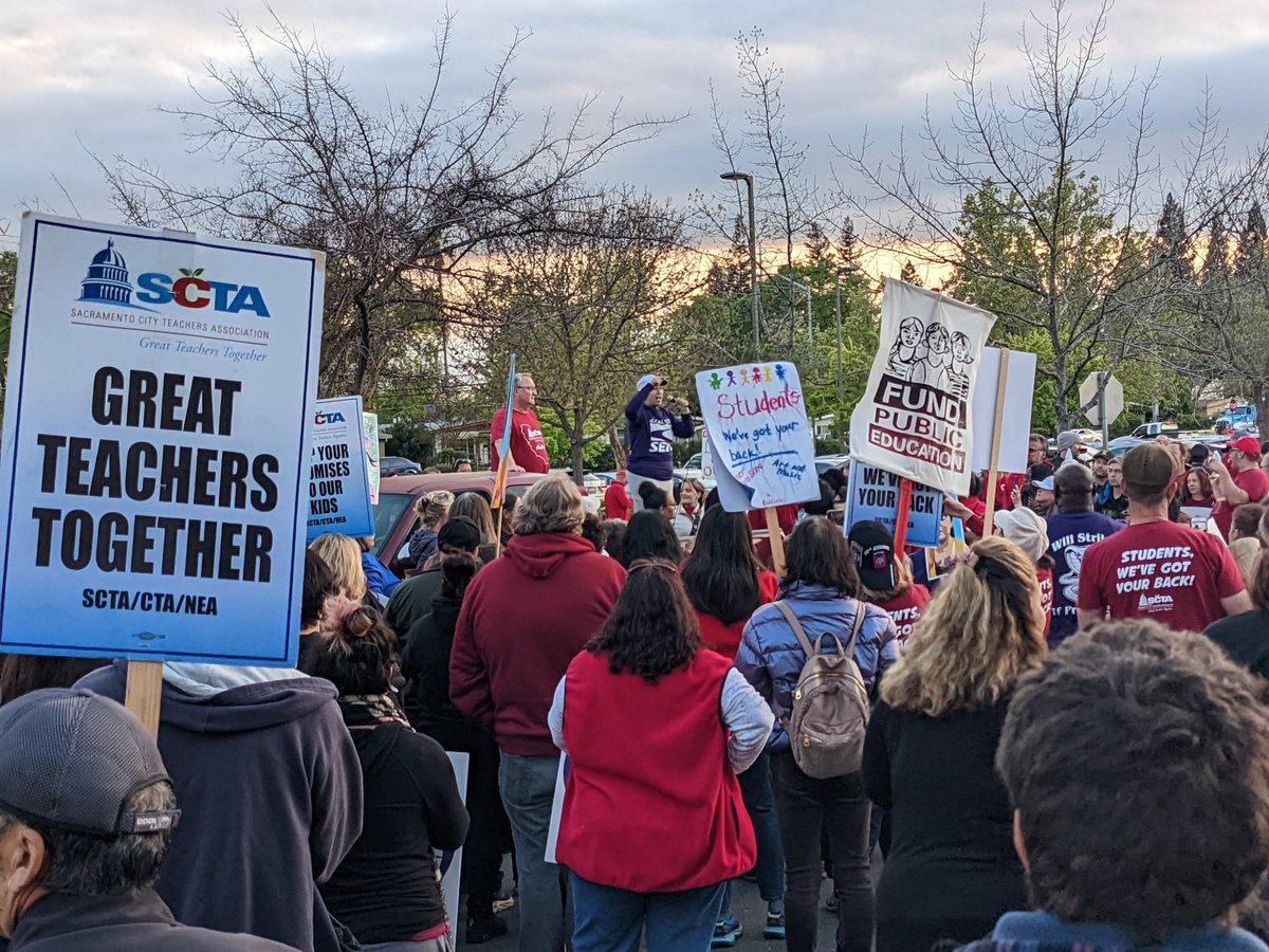 Organize_CA's tweet photo. Teachers and classified staff (members of @SacTeachers &amp; @seiu1021) ON STRIKE for a fair contract at @officialSCUSD! #Staffing https://t.co/LIuTKbPCtA