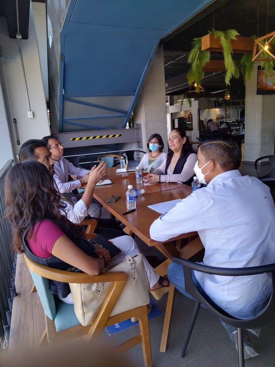 jorgeoropezaoax's tweet photo. Charlando con el @CPCOaxaca y Directivos de @PlazaTecnoModa para construir #EnEquipo acciones, pioneras en el país, para el desarrollo de #IntegridadEmpresarial con alrededor de 200 dueñas y dueños de negocio. https://t.co/6E1EhEgOEV