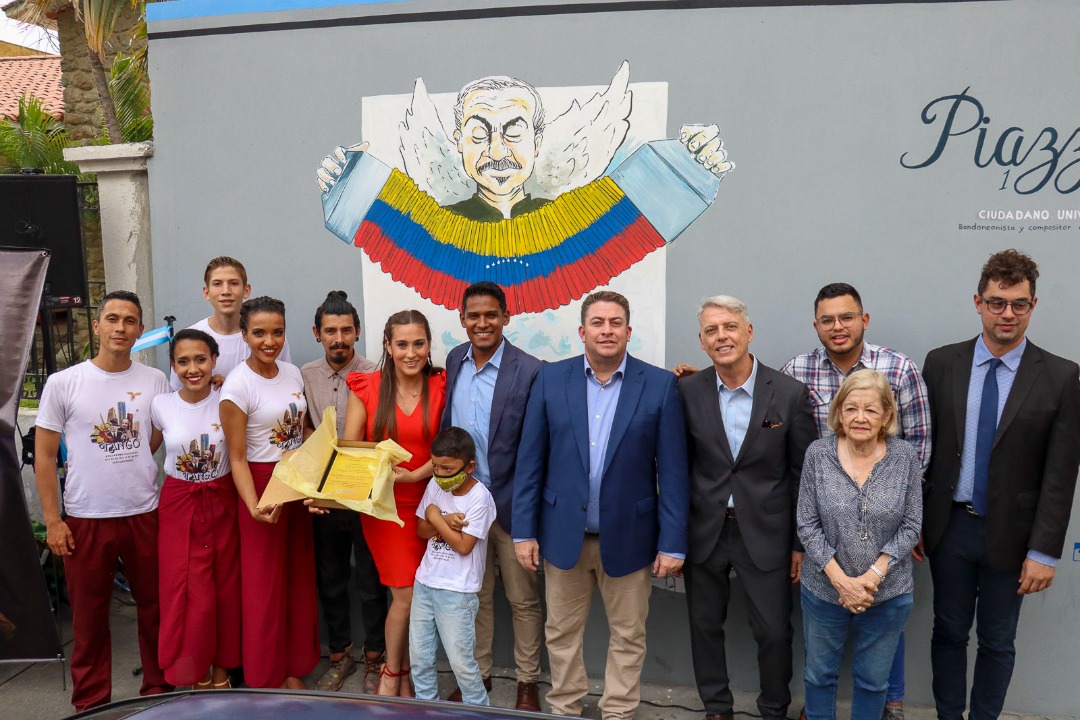 duquegustavoS's tweet photo. #30Mar ¡Chacao es Arte! Hoy junto al embajador de @ARGenVenezuela @EduardoPorretti, @culturachacao, @Farmatodo y @Giratango celebramos la inauguración del mural “Piazzolla en Caracas”, de Rodolfo Fucile, en la cancha Látigo Chávez.

Seguimos sin descanso #TrabajandoXChacao https://t.co/4MeHeh7Qwc