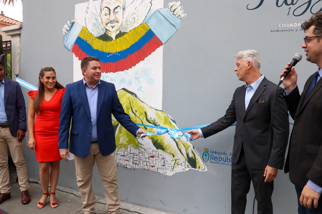 duquegustavoS's tweet photo. #30Mar ¡Chacao es Arte! Hoy junto al embajador de @ARGenVenezuela @EduardoPorretti, @culturachacao, @Farmatodo y @Giratango celebramos la inauguración del mural “Piazzolla en Caracas”, de Rodolfo Fucile, en la cancha Látigo Chávez.

Seguimos sin descanso #TrabajandoXChacao https://t.co/4MeHeh7Qwc