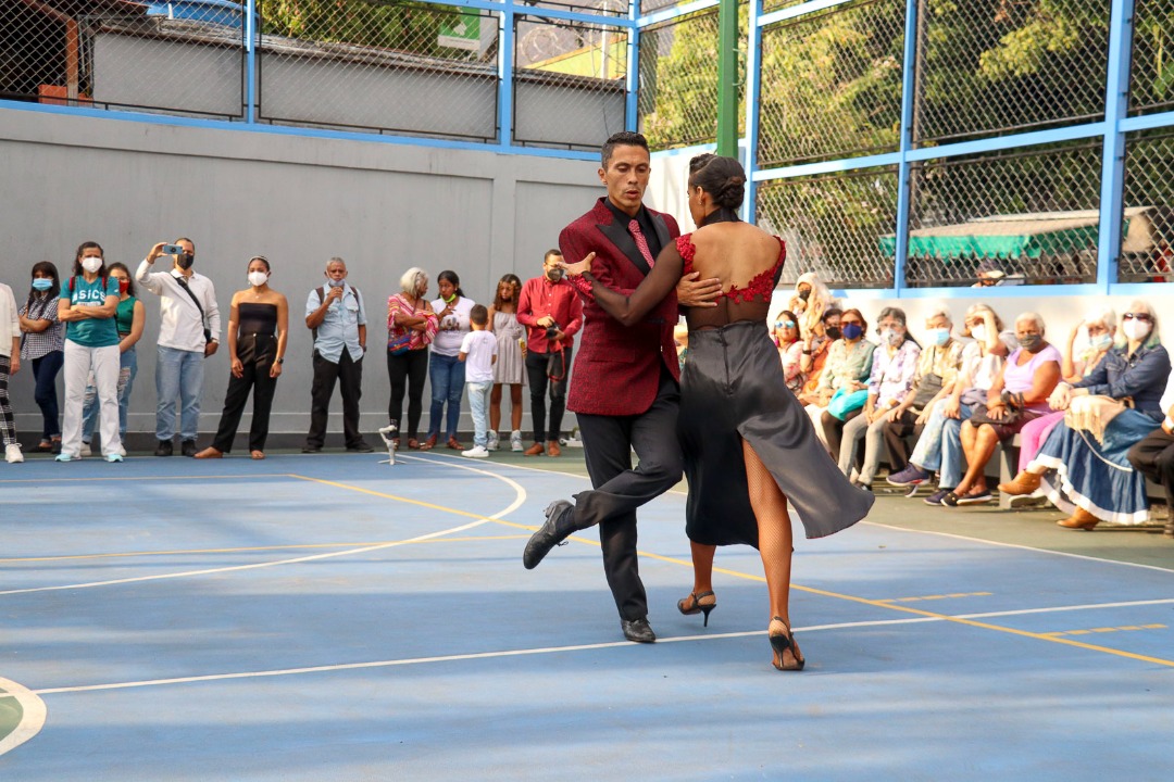 duquegustavoS's tweet photo. #30Mar ¡Chacao es Arte! Hoy junto al embajador de @ARGenVenezuela @EduardoPorretti, @culturachacao, @Farmatodo y @Giratango celebramos la inauguración del mural “Piazzolla en Caracas”, de Rodolfo Fucile, en la cancha Látigo Chávez.

Seguimos sin descanso #TrabajandoXChacao https://t.co/4MeHeh7Qwc