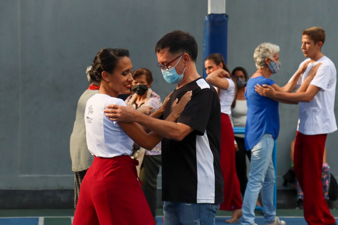 #30Mar ¡Chacao es Arte! Hoy junto al embajador de <a href="/ARGenVenezuela/">Argentina en Venezuela</a> <a href="/EduardoPorretti/">Eduardo Porretti</a>, <a href="/culturachacao/">Cultura Chacao</a>, <a href="/Farmatodo/">Farmatodo</a> y <a href="/Giratango/">Gira Tango</a> celebramos la inauguración del mural “Piazzolla en Caracas”, de Rodolfo Fucile, en la cancha Látigo Chávez.

Seguimos sin descanso #TrabajandoXChacao