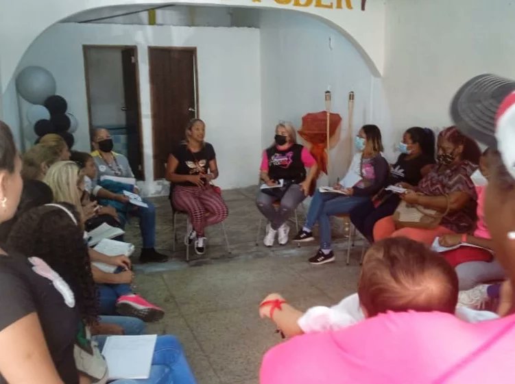 beisymar_psuv's tweet photo. Hoy desde lo más profundo de nuestros corazones nos Reencontramos con la Unamujer y el Mov de Mujeres por la Paz y la Vida de Caracas acotando aportes de Despliegue en cada Territorio de Caracas. 

 #PorqueJuntasSomosMas💜✨
@NicolasMaduro 
@ConCiliaFlores 
@gestionperfecta https://t.co/FuqHkWM6O8