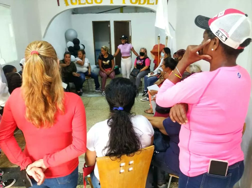 beisymar_psuv's tweet photo. Hoy desde lo más profundo de nuestros corazones nos Reencontramos con la Unamujer y el Mov de Mujeres por la Paz y la Vida de Caracas acotando aportes de Despliegue en cada Territorio de Caracas. 

 #PorqueJuntasSomosMas💜✨
@NicolasMaduro 
@ConCiliaFlores 
@gestionperfecta https://t.co/FuqHkWM6O8