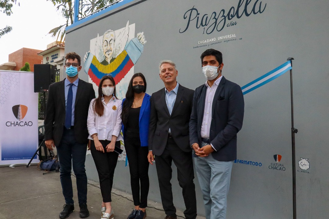 duquegustavoS's tweet photo. La obra fue ejecutada por los artistas Carolina Jiménez y Víctor Forastero. ¡Muchas felicidades! 
Ha sido un gran encuentro con nuestros vecinos y amigos, además la Embajada @ARGenVenezuela entregó un importante reconocimiento a la Academia @Giratango 👏👏👏 https://t.co/IONDKZDkIK