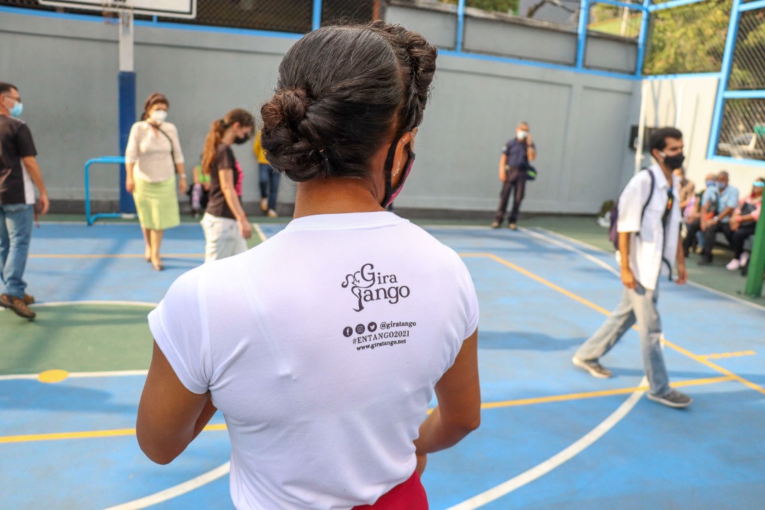 La obra fue ejecutada por los artistas Carolina Jiménez y Víctor Forastero. ¡Muchas felicidades! 
Ha sido un gran encuentro con nuestros vecinos y amigos, además la Embajada <a href="/ARGenVenezuela/">Argentina en Venezuela</a> entregó un importante reconocimiento a la Academia <a href="/Giratango/">Gira Tango</a> 👏👏👏