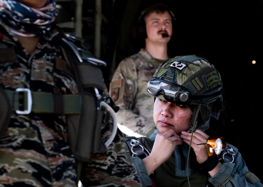 Shots from the #Balikatan22 MFF jump at Ft. Magsaysay. #malignosatulay 👀