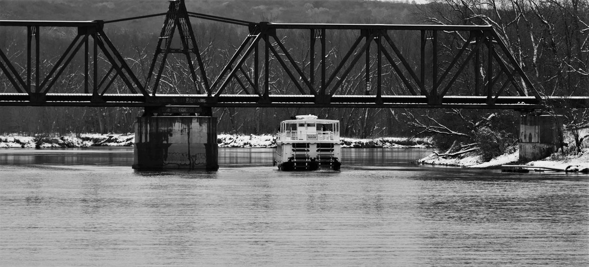 StephFranFoto's tweet photo. My neck of the woods and one of my favorite locations.
Interstate State Park located in both Minnesota and Wisconsin has unique pothole formations and the St. Croix River runs through it.
#nature #NFTCommunity #NaturePhotography #StCroixRiverValley #Paddlewheeler #fog https://t.co/qboWkfSWAi