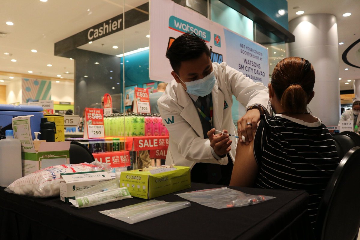 SunStarDavao's tweet photo. #SunStarLens
RESBAKUNA SA BOTIKA. The first ever Resbakuna sa Botika in Davao Region started yesterday, March 29, 2022. The first pharmacy to conduct vaccination for Covid-19 booster shots in Davao City was a pharmacy located inside SM City Davao in Quimpo Boulevard, Davao City. https://t.co/ayK4ambU68