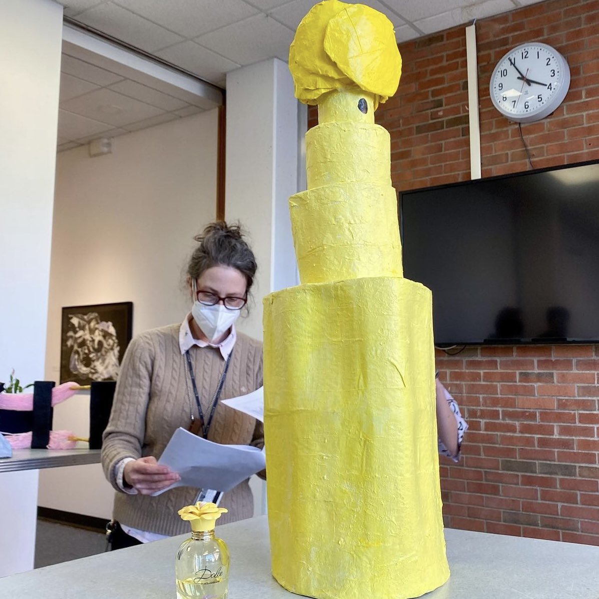 OneontaSLAB's tweet photo. Behind the scenes of 3D STUDIO DESIGN’s critique day 🎨
 
Students had to create an object using paper mâché soley based on a description, unaware of what object they had. Neat Job!  
 
What are some other classes you would want to see? ✨ 
#sunyoneonta #OneontaSLAB #liberalarts https://t.co/OiRlFufuXP